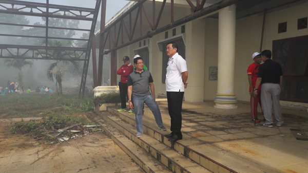 Wabup Kuansing Bersama ASN Goro Bersihkan Gedung Abdur Rauf